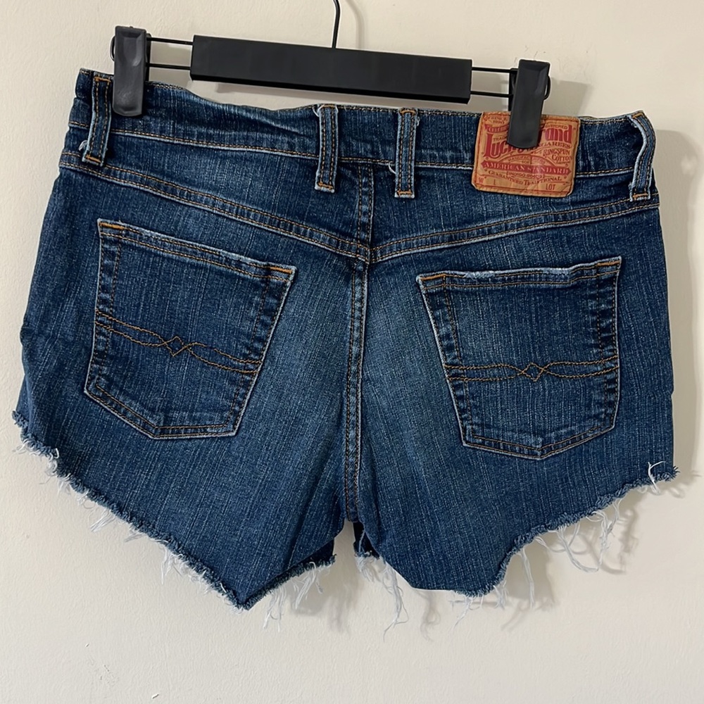 Lucky Brand Classic Fit Dark Wash Distressed Hem Jean Shorts Size 6 (28) - Picture 6 of 7